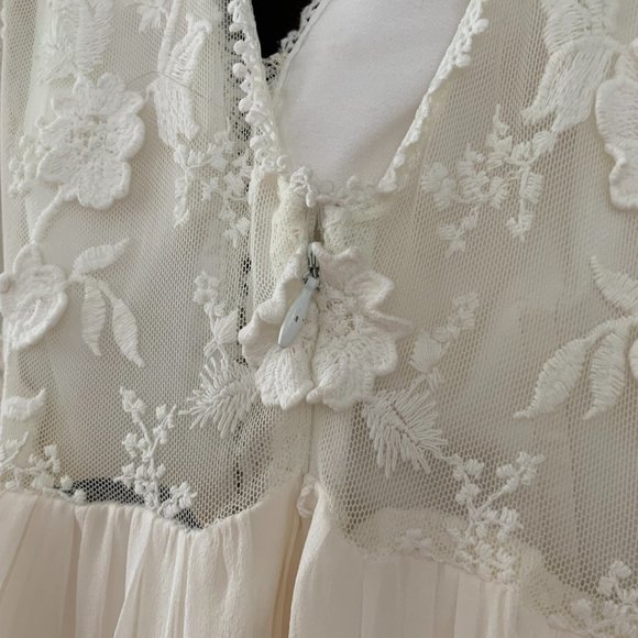 Brand New Dreamers and Lovers "Yaya" Lace & Silk Wedding Dress - Picture 10 of 11